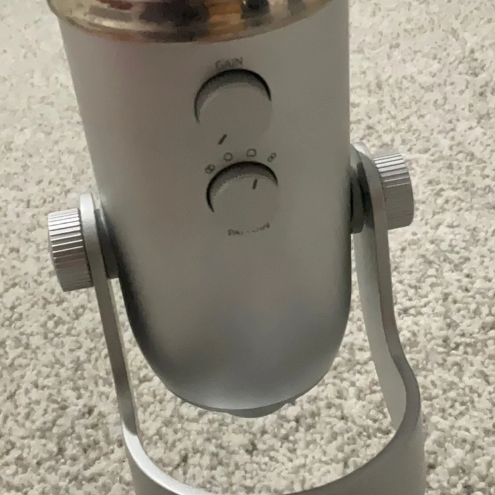 BLUE YETI SILVER MICROPHONE!! EUC CORD AND PHONE ADAPTER INCLUDED!